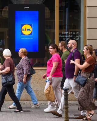 Jet Line digital screen displays Lidl advertisement in Polish city center with pedestrian traffic