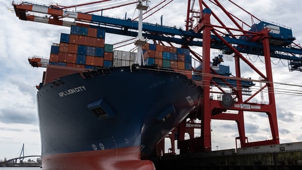 Container ship at U.S. port as import volumes decline through spring 2026 amid tariff uncertainty